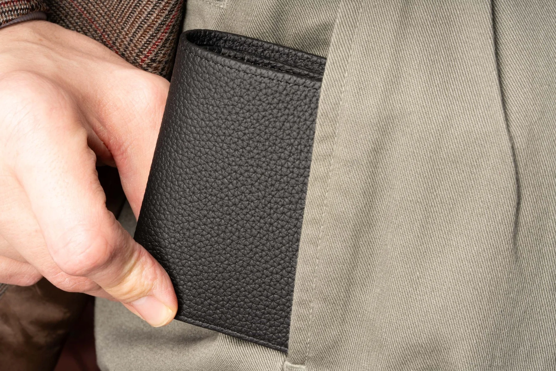 Le Grand 10 Card Black Togo Calf Leather Wallet - Image 18