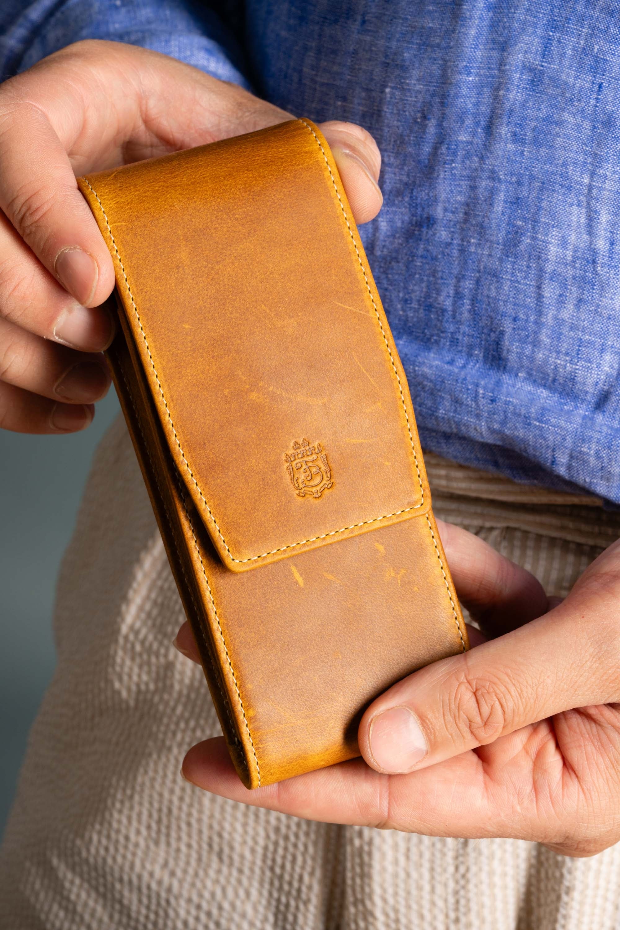 Vintage Gold Americana Full-Grain Leather Pen Case - Image 14